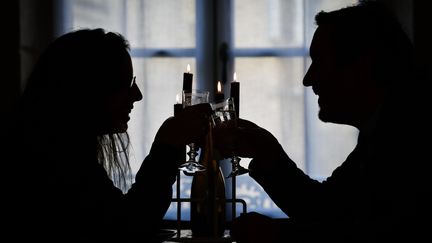 Repas en amoureux à domicile pour la Saint-Valentin (illustration). (PIERRE DESTRADE / MAXPPP)