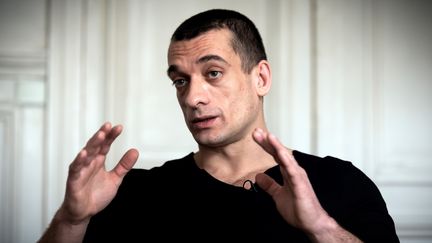 L'artiste russe Piotr Pavlenski a refusé de se soumettre dans les délais à l'expertise psychiatrique réclamée par la justice (LIONEL BONAVENTURE / AFP)