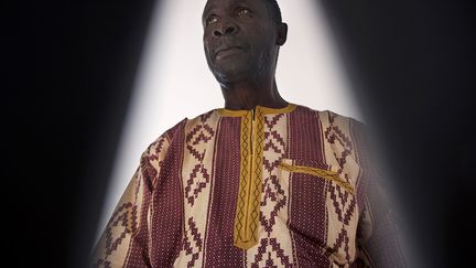 Fatoumata Traore : "Né en 1955 à Ségou, Mamadou Habib Ballo est le premier enfant d’une famille de sept enfants. Passionné de dessin depuis son plus jeune âge, il étudie à Mopti et à Bamako, puis suit le cursus Arts plastiques de l'Ina (Institut national des arts à Bamako). A sa sortie en 1981, il obtient une bourse d’études pour l’Union soviétique. Après une année d'apprentissage de la langue russe à Tachkent (Ouzbékistan), il intègre l'Institut des Beaux-Arts Sourikov de Moscou, d’où il sort diplômé après 7 ans d'études d'un master en Arts graphiques, spécialité illustration de livres d’enfants. Il rentre alors à Bamako et devient professeur de dessin et peinture à l'Ina, où il pilote ensuite la section Arts plastiques. (…) J'ai cherché à travers mes images à montrer sa propre lumière, d'autant plus claire qu'il la diffuse autour de lui." (FATOUMATA TRAORE, 2017)