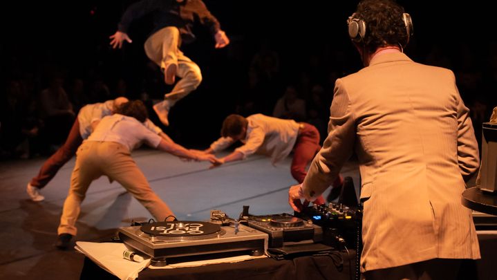 Le spectacle "En attendant le grand soir" mêle portés acrobatiques qui swinguent et danses populaires traditionnelles. (COMPAGNIE LE DOUX SUPPLICE)