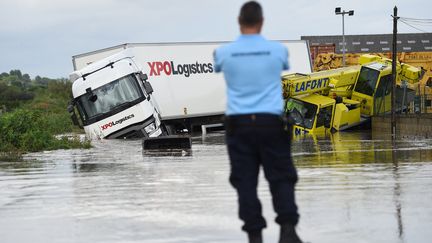 Un gendarme face aux intempéries à Codognan, dans le Gard, le 14 septembre 2021.&nbsp; (SYLVAIN THOMAS / AFP)