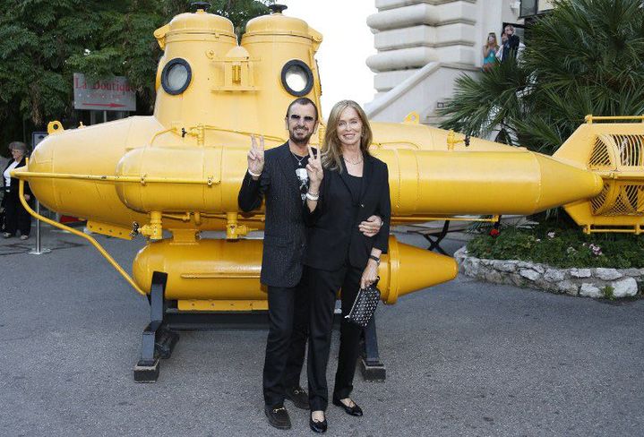 Ringo Starr et son épouse Barbara Bach posent devant un sous-marin jaune dans la cour du Musée océanographique de Monaco, le 24 septembre 2013.
 (VALERY HACHE / AFP)