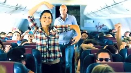 Les danseuses de Kanye West dans un avion australien.
 (Droits réservés)