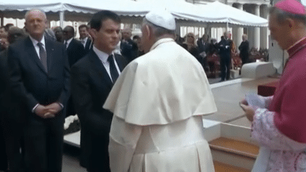 Le Premier ministre Manuel Valls a repr&eacute;sent&eacute; la France lors de la canonisation des papes Jean XXIII et Jean-Paul II, dimanchze 27 avril au Vatican. (AP / FRANCETV INFO)