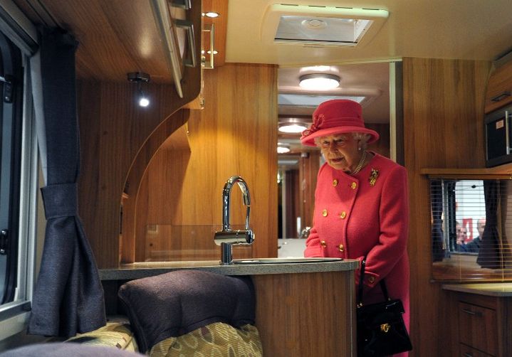 La reine Elizabeth dans un camping-car &agrave; Bristol (Royaume-Uni) le 22 novembre 2012. (CARL COURT / AFP)