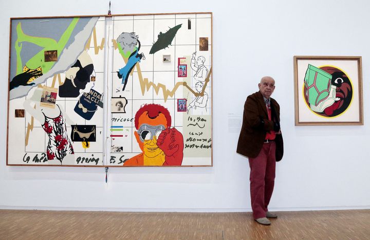 L'artiste Hervé Télémaque devant&nbsp;deux de ses oeuvres, "Convergence" à gauche et "Petit célibataire un peu nègre et assez joyeux" à droite, durant une exposition au Centre Pompidou à Paris, le 23 février 2015.&nbsp; (JACQUES DEMARTHON / AFP)