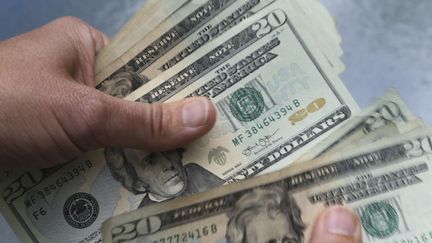 Des billets de 20 dollars comptés, le 15 juin 2018 à North Andover, Massachusetts (Etats-Unis). (ELISE AMENDOLA / AP / SIPA)