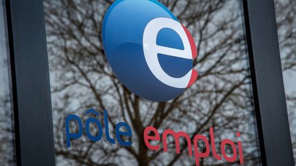 Le logo Pôle emploi sur une vitre d'une agence à Roubaix (Nord).&nbsp; (PHILIPPE HUGUEN / AFP)