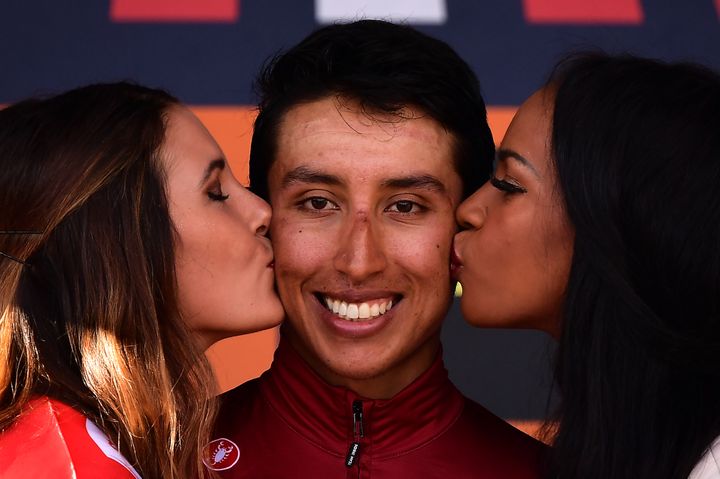 Egan Bernal (INEOS) embrassé par deux "miss", sur le podium du Gran Piemonte 2019. (MARCO BERTORELLO / AFP)