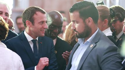 Alexandre Benalla aux côtés d'Emmanuel Macron à l'occasion d'un dîner organisé par le Conseil français de la foi musulmane (CFCM) pour rompre le jeûne du Ramadan à Paris, le 20 juin 2017. (BENJAMIN CREMEL / AFP)