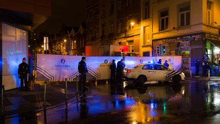 La police belge clôt, le 14 novembre, une rue du quartier de Molenbeek, à Bruxelles (Belgique), où résidaient plusieurs personnes suspectées d'avoir participé aux attaques du 13 novembre à Paris. (JAMES ARTHUR GEKIERE / AFP)