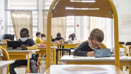 Des élèves, dont les parents exercent une profession considérée comme prioritaire, à l'école de Saint-Julien-de-l'Ars (Vienne), le 9 avril 2021, durant le troisième confinement. (JEAN-FRANCOIS FORT / HANS LUCAS / AFP)