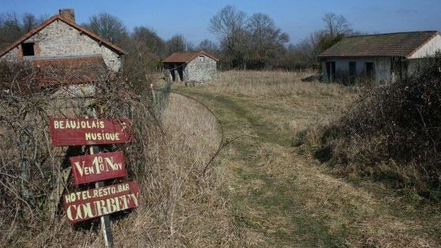 Monsieur Yoo a &eacute;t&eacute; en 2012 l'acheteur du village fant&ocirc;me de Courbefy, en Haute-Vienne, situ&eacute; sur la commune de Bussi&egrave;re-Galant. &nbsp; (CHRISTIAN BELINGARD / FRANCE 3 LIMOUSIN)