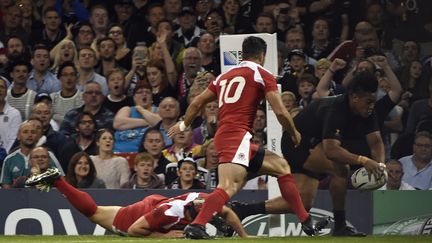 Julian Savea marque en coin pour la Nouvelle-Zélande (LOIC VENANCE / AFP)