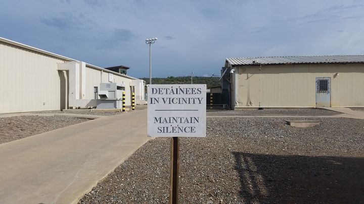 &nbsp; ("Détenus à proximité, silence", peut-on lire à l’entrée du centre médical. © Elise Delève/Radio France)