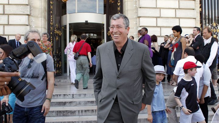 Le maire de Levallois-Perret (Hauts-de-Seine), en juin 2012, sur le perron de la mairie. (THOMAS SAMSON / AFP)