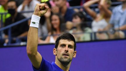 Novak Djokovic lors du quatrième tour de l'US Open, le 6 septembre 2021. (ED JONES / AFP)