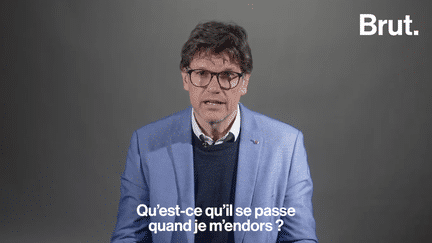 Pourquoi notre cerveau a besoin de sommeil ? Que s’y passe-t-il quand on dort ? Pour Brut, le neurologue Steven Laureys répond à ces questions. (BRUT / FRANCEINFO)