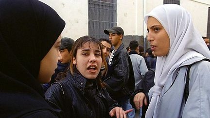 Des élèves devant leur lycée à Bab El Oued, en Algérie. (AFP)