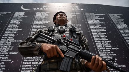 La statue d'Omer Halisdemir, devant le mémorial portant les noms des personnes mortes pendant le putsch.&nbsp; (OZAN KOSE / AFP)