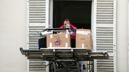 Des cartons posés sur un monte-meubles, à la fenêtre d'un appartement de Neuilly-sur-Seine (Hauts-de-Seine), le 12 mai 2020. (MAXPPP)