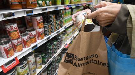 Une collecte de la Banque alimentaire dans un supermarché de Lormont (Gironde), en novembre 2022. (MEHDI FEDOUACH / AFP)