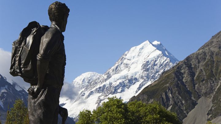 Une statue d'Edmund Hillary tournée vers le Mont Cook, le plus haut sommet de Nouvelle-Zélande (CHRISTIAN KOBER / ROBERT HARDING HERITAGE)