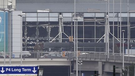 Attentats à Bruxelles : "des armes retrouvées dans l'aéroport"