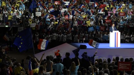 Le candidat est seul sur scène, sans artiste célèbre à ses côtés. Meeting d'Emmanuel Macron à Lyon le 4 février 2017.
 (JEAN-PHILIPPE KSIAZEK / AFP)