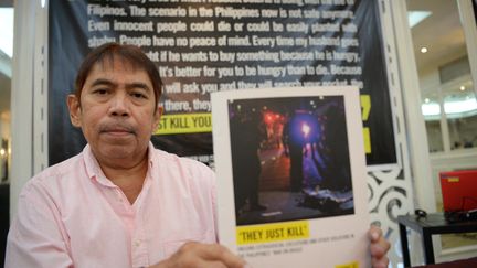 Butch Olano, représentant de la section philippine d'Amnesty International, présente le&nbsp;rapport de l'ONG sur la politique du gouvernement philippin contre la drogue, le 8 juillet 2019,&nbsp;à Manille (Philippines).&nbsp; (TED ALJIBE / AFP)