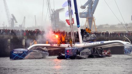 Lo&iuml;ck Peyron et ses co-&eacute;quipiers saluent la foule venue les acclamer &agrave; Brest (Finist&egrave;re), le 7 janvier 2012. (FRED TANNEAU / AFP)