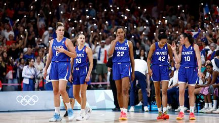 Alexia Chery, Marine Johannès, Marième Badiane, Leïla Lacan et Sarah Michel Boury face à l'Australie aux Jeux olympiques, le 4 août 2024. (SAMEER AL-DOUMY / AFP)