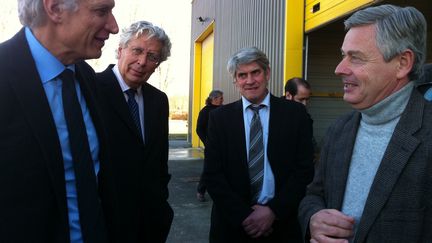 Dominique de Villepin, le 11 janvier 2012, rencontre le directeur de la SOCRA, Patrick Palem, à Marsac-sur-l'Isle. (DCR)