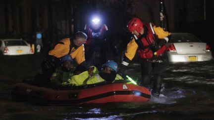 A New York, les secours &eacute;taient submerg&eacute;s de demandes, plus de 10 000 appels par demi-heure cette nuit. "N'appelez que si votre vie est en danger, ont martel&eacute; les autorit&eacute;s.&nbsp; (BRENDAN MCDERMID / REUTERS)