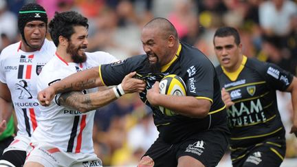 Uini Atonio, le capitaine du Stade Rochelais, défie Yann David (Stade Toulousain) (XAVIER LEOTY / AFP)