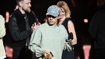 Le rappeur Orelsan sur la scène des Victoires de la musique à Boulogne-Billancourt (Hauts-de-Seine), le 10 février 2023. (BERTRAND GUAY / AFP)