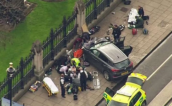 Capture d'écran d'une vidéo montrant une voiture encastrée dans les grilles du Parlement à Londres, le 22 mars 2017. (AP / SIPA)