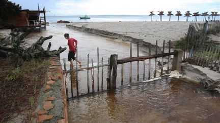 La plage de Palombaggia&nbsp;a souffert de l'&eacute;coulement des eaux de pluie, le 5 septembre 2012, en Corse-du-Sud. (LUCCIONI / NICE MATIN / MAXPPP)