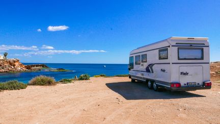 Un camping car stationné en&nbsp;front de mer sur la côte espagnole.&nbsp; (MAXPPP)