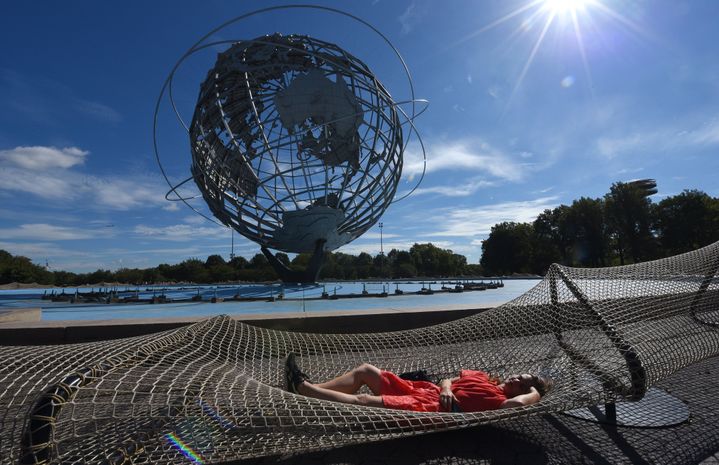 "Barrière circulaire" d'Ai Weiwei : l'artiste chinois a installé cette sorte de hamac géant de 300 mètre de long au pied de l'Unisphere, dans le Queens
 (Timothy A. Clary / AFP)