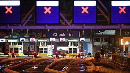 Les véhicules commencent à passer par les cabines d'enregistrement du terminal des ferries du port de Douvres, dans le Kent, au sud-est de l'Angleterre, le 23 décembre 2020, après un test Covid-19 des conducteurs. (JUSTIN TALLIS / AFP)