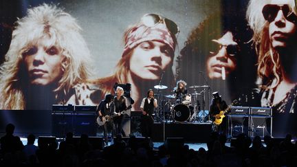 Les Guns N' Roses sans Axl Rose sur scène à l'occasion de leur entrée au Rock n' Roll Hall of Fame de Cleveland dans l'Ohio (Etats-Unis), le 14 avril 2012.  (MATT SULLIVAN / REUTERS)