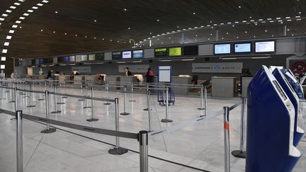 Le comptoir de la compagnie Air France, à l'aéroport de Roissy-Charles-de-Gaulle, le 12 mars 2020. (BERTRAND GUAY / AFP)