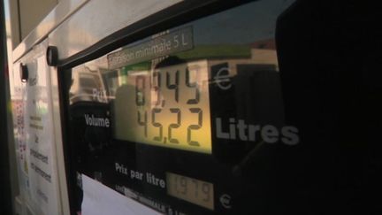 Alors que le prix du baril de Brent a chuté, à la pompe, les carburants sont toujours aussi chers. Comment expliquer cette différence ?