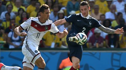 Mathieu Debuchy à la lutte avec l'Allemand Klose (YASUYOSHI CHIBA / AFP)