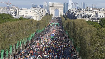 Les participants au marathon de Paris, le 6 avril 2014 sur les Champs-Elys&eacute;es. (THOMAS SAMSON / AFP)