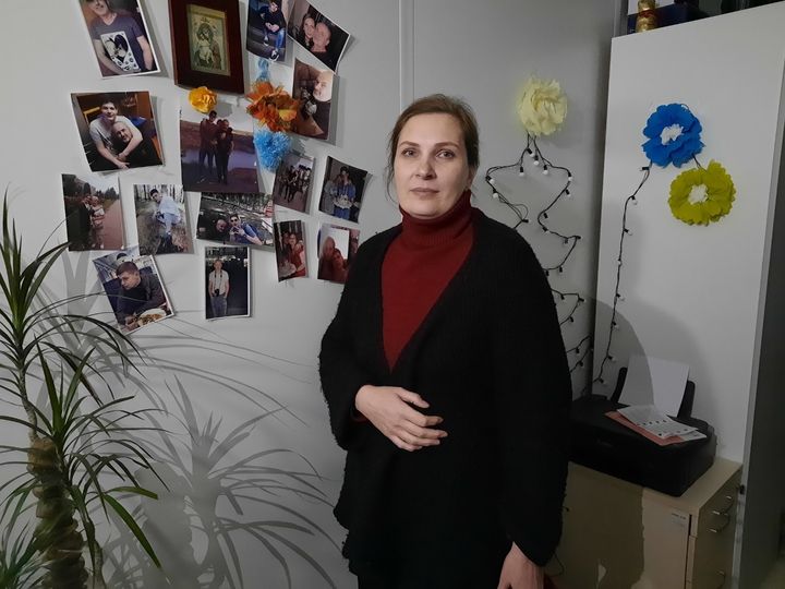 Tatiana, 44 ans, a fui sa région du Donbass et partage une chambre étroite avec sa maman de 68 ans, à Boutcha, en Ukraine. (AGATHE MAHUET / RADIO FRANCE)