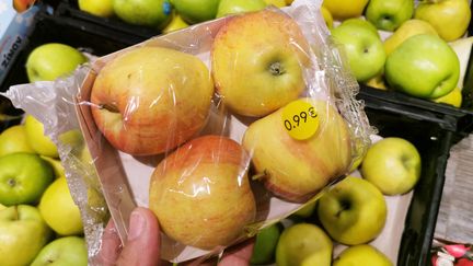 Des pommes emballées dans du plastique dans une grande surface (photo d'illustration). (MOURAD ALLILI / MAXPPP)