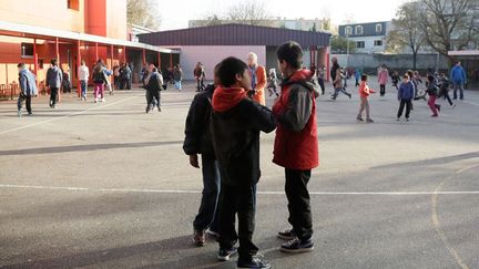 &nbsp; (© MAXPPP - Enfants jouant dans une cour d'école)