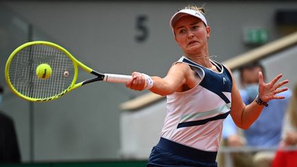 Barbora Krejcikova a remporté l'édition 2021 de Roland-Garros chez les dames, samedi 12 juin. (CHRISTOPHE ARCHAMBAULT / AFP)